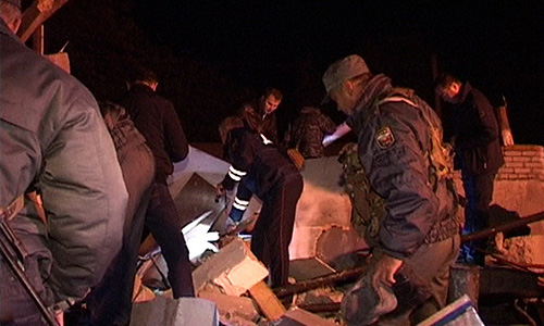 Сотрудники правоохранительных органов на месте взрыва, осуществленного смертником у поста ДПС на границе Северной Осетии и Ингушетии.