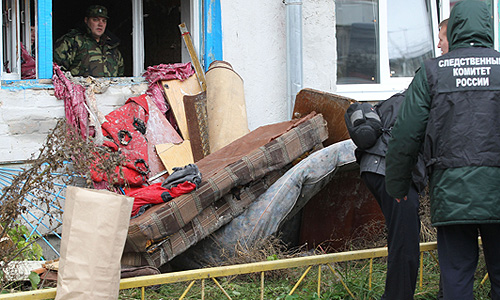 Сотрудники СК РФ во время экспертизы на месте проведения спецоперации на улице Химиков, в результате которой 24 октября 2012 года была ликвидирована группа боевиков, готовивших террористический акт в день празднования Курбан-байрама.