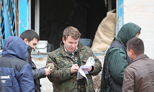 Сотрудники СК РФ во время экспертизы на месте проведения спецоперации на улице Химиков, в результате которой 24 октября 2012 года была ликвидирована группа боевиков, готовивших террористический акт в день празднования Курбан-байрама.