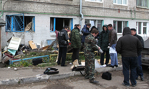 Сотрудники СК РФ во время экспертизы на месте проведения спецоперации на улице Химиков, в результате которой 24 октября 2012 года была ликвидирована группа боевиков, готовивших террористический акт в день празднования Курбан-байрама.