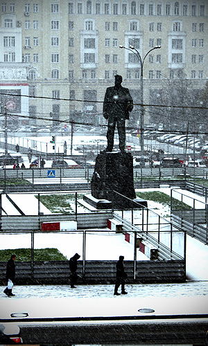 Первый сильный снегопад обрушился на центр Москвы днем в пятницу. Резко ухудшилась видимость на дорогах и, как следствие, упала скорость транспортного потока. На тротуарах образовался первый нынешней осенью снежный покров. Вместе с тем, по мнению синоптиков, снежный заряд характерен для этого времени года и продлится недолго.
