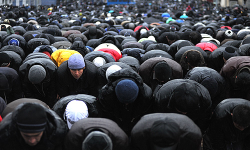 Мусульмане Москвы в пятницу отметят День жертвоприношения (Курбан-байрам) в нескольких мечетях и на четырех дополнительных площадках, которые им выделили городские власти. Центром торжеств станет соборная мечеть Москвы у спорткомплекса "Олимпийский". Богослужения пройдут также в Исторической, Мемориальной мечети и в мечети Ярдям.