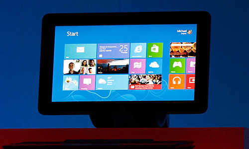 Новая ОС будет первоначально поставляться в двух версиях - Windows 8 Professional и Windows 8 RT (версия ОС для устройств на базе процессоров ARM - смартфонов и планшетников). Первая из них будет представлена в трех форматах - "коробки", электронного ключа и предустановленной версии. До 31 января 2013 года "коробка" Windows 8 обойдется покупателям в 2190 рублей, электронный ключ - в 1290 рублей. При этом покупатели компьютеров, которые приобрели свои устройства после июня текущего года, смогут перейти с Windows 7 на новую ОС за 469 рублей.