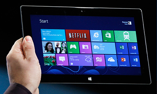 Новая ОС будет первоначально поставляться в двух версиях - Windows 8 Professional и Windows 8 RT (версия ОС для устройств на базе процессоров ARM - смартфонов и планшетников). Первая из них будет представлена в трех форматах - "коробки", электронного ключа и предустановленной версии. До 31 января 2013 года "коробка" Windows 8 обойдется покупателям в 2190 рублей, электронный ключ - в 1290 рублей. При этом покупатели компьютеров, которые приобрели свои устройства после июня текущего года, смогут перейти с Windows 7 на новую ОС за 469 рублей.