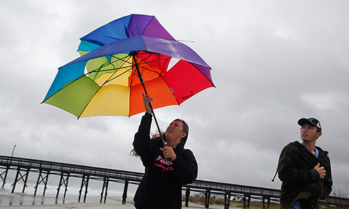 Весь нью-йоркский общественный транспорт в соответствии с решением местных властей в понедельник приостановил работу в связи с приближением урагана "Сэнди". Как передают в понедельник западные СМИ, такое решение принято из соображений безопасности с учетом того, что ураган может привести к наводнениям и способен нанести существенный ущерб Нью-Йорку.