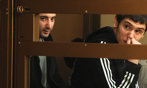 Ислам Яндиев и Башир Хамхоев (слева направо), обвиняемые по делу о теракте в аэропорту "Домодедово" 25 января 2011, в Московском областном суде.