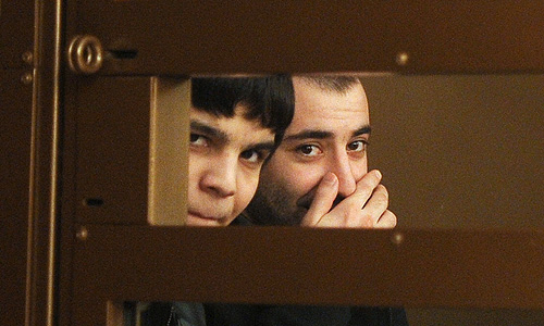 Ахмед Евлоев и Ислам Яндиев (слева направо), обвиняемые по делу о теракте в аэропорту "Домодедово" 25 января 2011, в Московском областном суде.