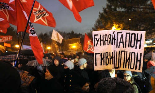 Участники митинга в поддержку политзаключенных в Новопушкинском сквере.