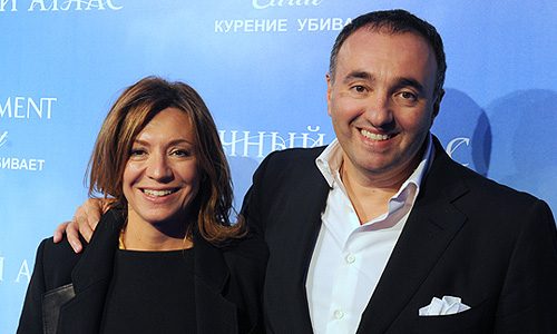 Продюсер Александр Роднянский с супругой Валерией перед премьерой фильма "Облачный атлас" режиссеров Ланы Вачовски, Тома Тыквера и Энди Вачовски в кинотеатре "Октябрь".