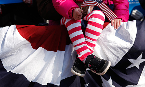 К финишной прямой главные претенденты на президентский пост - действующий глава государства демократ Барак Обама и представитель Республиканской партии Митт Ромни - подошли практически с равными шансами.