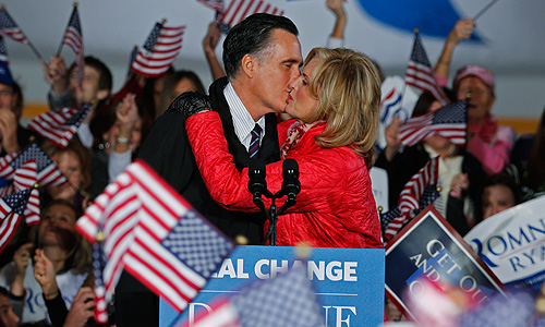 В большинстве штатов исторически побеждает одна и та же партия, на нынешних выборах кандидаты рассчитывают сохранить эту поддержку. Однако исход президентской гонки будет решаться в штатах, которые могут поддержать как республиканца, так и демократа. Именно такие штаты и станут главным полем битвы.