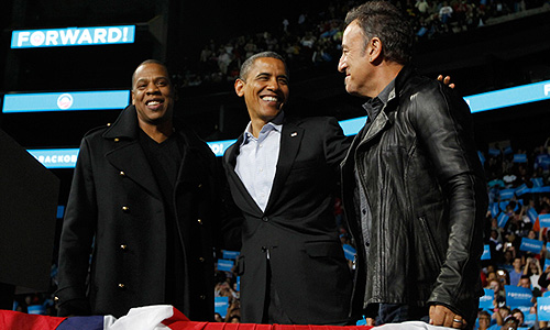 По результатам опросов общественного мнения, в президентской гонке с небольшим отрывом лидирует действующий президент США демократ Барак Обама. Его активные действия по ликвидации последствий урагана в ущерб предвыборной кампании способствовали росту его рейтинга среди избирателей.