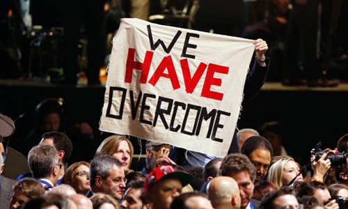 Действующий президент США Барак Обама остается на второй срок, заручившись поддержкой большинства выборщиков, но уступив республиканцу Митту Ромни по количеству избирателей.