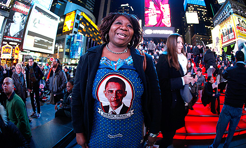 Люди, собравшиеся в штабе Обамы, получив эти предварительные данные, начали праздновать победу. Тысячи сторонников действующего президента также празднуют его победу в центре Нью-Йорка, Бостона, Чикаго и других крупных американских городов.