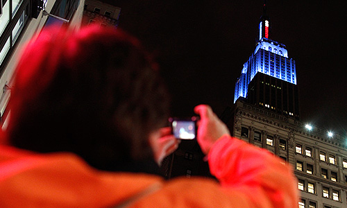 Действующий президент США Барак Обама остается на второй срок, заручившись поддержкой большинства выборщиков, но уступив республиканцу Митту Ромни по количеству избирателей.