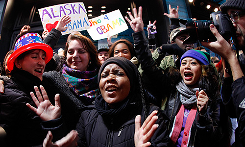 Действующий президент США Барак Обама остается на второй срок, заручившись поддержкой большинства выборщиков, но уступив республиканцу Митту Ромни по количеству избирателей.