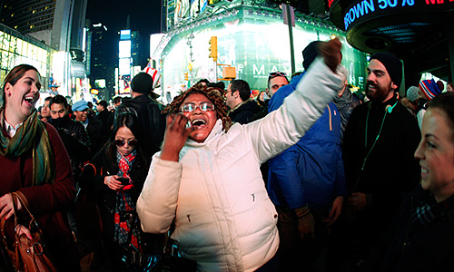 Действующий президент США Барак Обама остается на второй срок, заручившись поддержкой большинства выборщиков, но уступив республиканцу Митту Ромни по количеству избирателей.