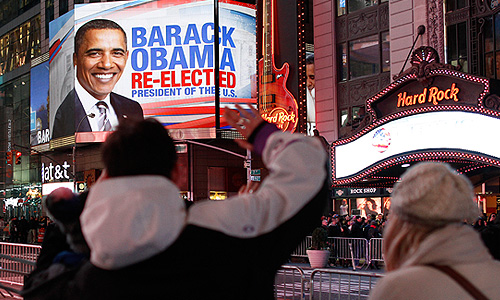 Действующий президент США Барак Обама остается на второй срок, заручившись поддержкой большинства выборщиков, но уступив республиканцу Митту Ромни по количеству избирателей.