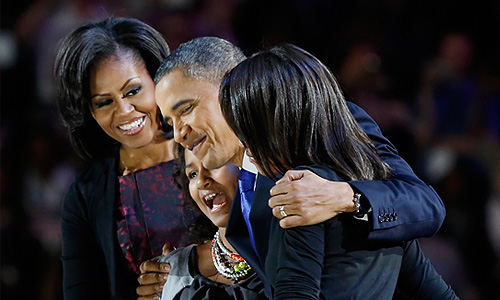 Барак Обама остается на второй срок. На фото его жена Мишель и дочери, Малия и Саша.