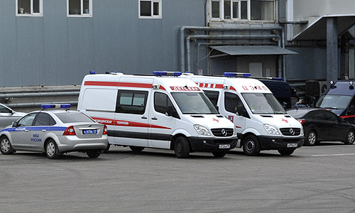 Юрист одной из аптечных сетей открыл стрельбу из двух ружей на складе на Чермянской улице, в результате погибли пять человек. По данным правоохранительных органов, 30-летний Юрий Виноградов пришел на работу с двумя карабинами - "Сайга" и "Бенелли", переоделся в камуфляж, после чего открыл стрельбу по сослуживцам. Он застрелил пятерых и ранил еще двоих коллег.