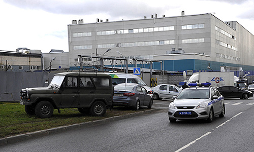 Юрист одной из аптечных сетей открыл стрельбу из двух ружей на складе на Чермянской улице, в результате погибли пять человек. По данным правоохранительных органов, 30-летний Юрий Виноградов пришел на работу с двумя карабинами - "Сайга" и "Бенелли", переоделся в камуфляж, после чего открыл стрельбу по сослуживцам. Он застрелил пятерых и ранил еще двоих коллег.