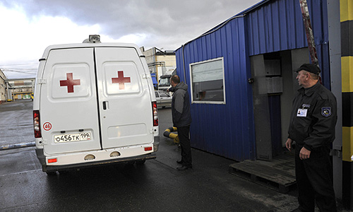 Юрист одной из аптечных сетей открыл стрельбу из двух ружей на складе на Чермянской улице, в результате погибли пять человек. По данным правоохранительных органов, 30-летний Юрий Виноградов пришел на работу с двумя карабинами - "Сайга" и "Бенелли", переоделся в камуфляж, после чего открыл стрельбу по сослуживцам. Он застрелил пятерых и ранил еще двоих коллег.