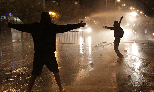 Стражи порядка Греции применили слезоточивый газ против манифестантов, забрасывавших здание греческого парламента в столице Афинах бутылками с зажигательной смесью. Беспорядки стали продолжением двухчасовой мирной демонстрации, в которой приняли участие около 70 тыс. манифестантов.