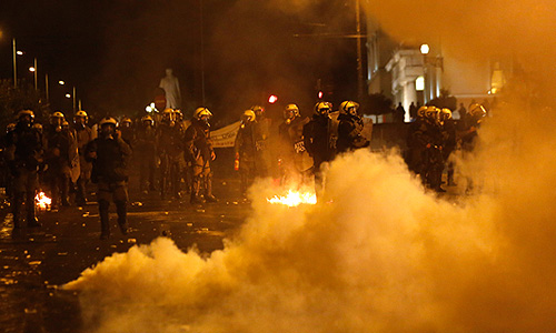 Стражи порядка Греции применили слезоточивый газ против манифестантов, забрасывавших здание греческого парламента в столице Афинах бутылками с зажигательной смесью. Беспорядки стали продолжением двухчасовой мирной демонстрации, в которой приняли участие около 70 тыс. манифестантов.