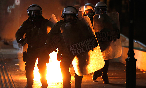 Демонстранты в Афинах протестуют против мер жесткой экономии, принимаемых греческими властями.