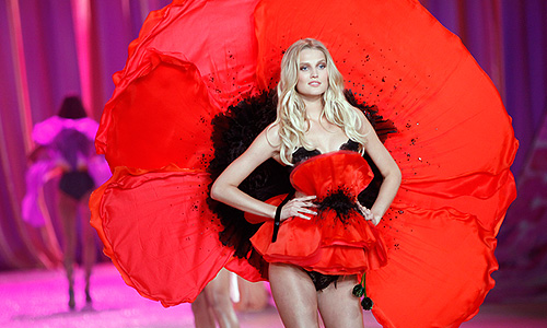 В Нью-Йорке прошел ежегодный показ моды Victoria’s Secret Fashion Show.