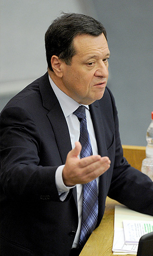 Председатель комитета ГД РФ по бюджету и налогам Андрей Макаров во время выступления на пленарном заседании Госдумы РФ.