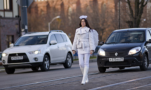 Сотрудница ГИБДД во время акции "Ангел на дорогах", приуроченной ко Всемирному дню памяти жертв ДТП.