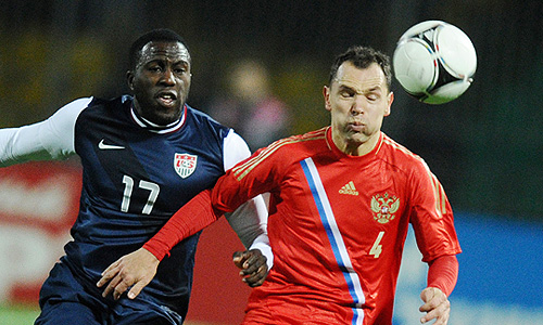 Игроки сборной США Жози Алтидор и сборной России Сергей Игнашевич (слева направо) во время товарищеского матча по футболу: Россия – США.