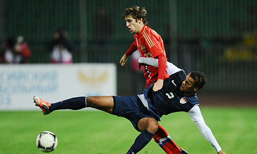 Игроки сборной США Тимоти Чэндлер (на первом плане) и сборной России Дмитрий Комбаров (на втором плане) в товарищеском матче по футболу: Россия – США.