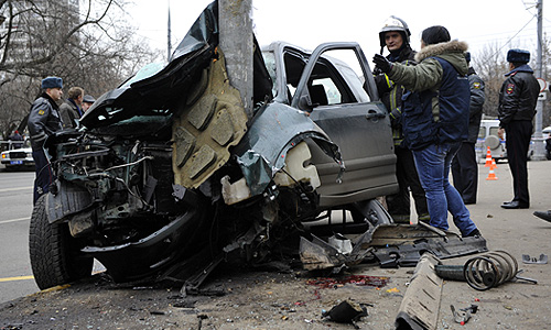 По предварительной информации, кроссовер Honda CR-V, которым управляла предполагаемая виновница аварии 1984 г. рождения, пересек встречную полосу, вылетел левыми колесами на тротуар и сбил четырех человек, стоявших у остановки общественного транспорта, а затем врезался в столб. От удара у машины вырвало левое переднее колесо.