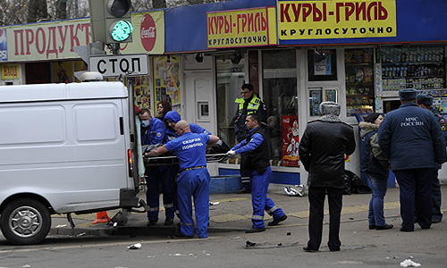 Для того, чтобы извлечь из машины водителя, потребовалось разрезать одну из центральных стоек. В результате ДТП движение по Онежской улице было сильно затруднено. Три человека погибли на месте, состояние еще одного оценивается как крайне тяжелое, он подключен к аппарату искусственной вентиляции легких.