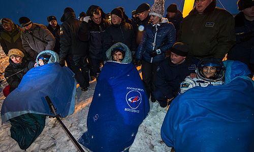 Спускаемый аппарат космического корабля "Союз ТМА-05М" с российским космонавтом Юрием Маленченко, американским астронавтом Сунитой Уильямс и японским астронавтом Акихико Хошиде успешно приземлился.