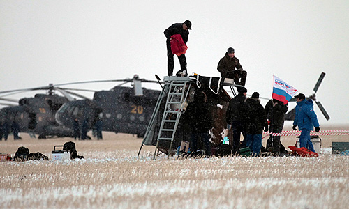 Спускаемый аппарат космического корабля "Союз ТМА-05М" с российским космонавтом Юрием Маленченко, американским астронавтом Сунитой Уильямс и японским астронавтом Акихико Хошиде успешно приземлился.