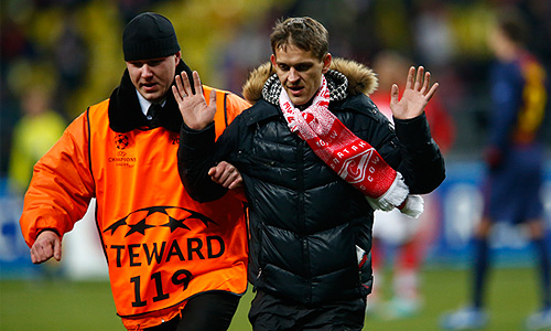 "Спартак" не сумел оказать сопротивления "Барселоне", уступив одному из грандов мирового футбола дома со счетом 0:3 в матче Лиги чемпионов. Каталонцы набирают 12 очков и гарантируют себе место в 1/8 финала, "Спартак" же после победы "Бенфики" над "Селтиком" потерял шансы даже на выход в Лигу Европы.