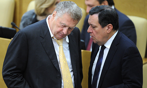 Лидер ЛДПР Владимир Жириновский и председатель комитета ГД РФ по бюджету и налогам Андрей Макаров (слева направо) на пленарном заседании Госдумы РФ.