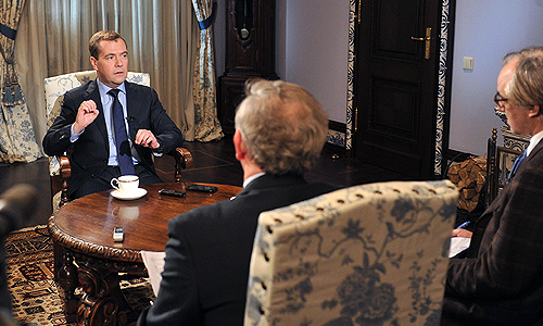 Глава правительства также не исключил, что может вернуться на пост президента РФ. "Если у меня для этого будет достаточное количество сил и здоровья и если наши люди мне доверят в будущем такую работу, я такого, конечно, не исключаю поворота событий. Но это зависит от целой совокупности факторов", - заявил экс-президент.