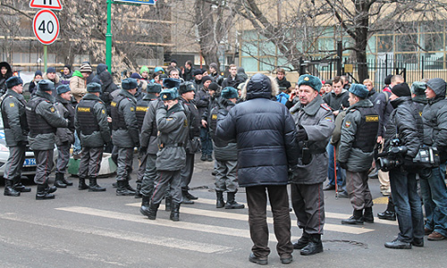 Десять человек доставлены в полицию от суда, где вынесли приговор Мирзаеву.