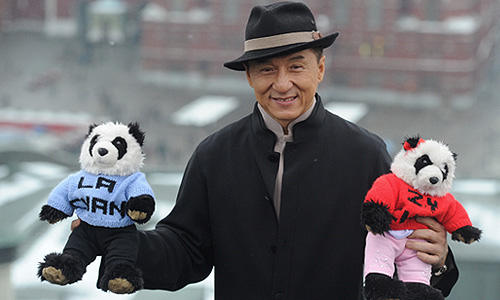 Актер и режиссер Джеки Чан во время фотосессии перед премьерой своего фильма "Доспехи Бога 3: Миссия зодиак" на крыше отеля Ritz-Carlton.