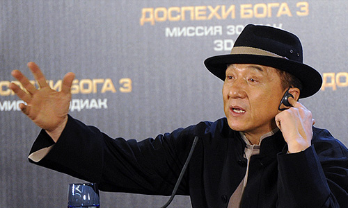 Актер и режиссер Джеки Чан во время фотосессии перед премьерой своего фильма "Доспехи Бога 3: Миссия зодиак" на крыше отеля Ritz-Carlton.