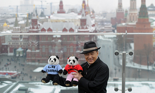 Актер и режиссер Джеки Чан во время фотосессии перед премьерой своего фильма "Доспехи Бога 3: Миссия зодиак" на крыше отеля Ritz-Carlton.