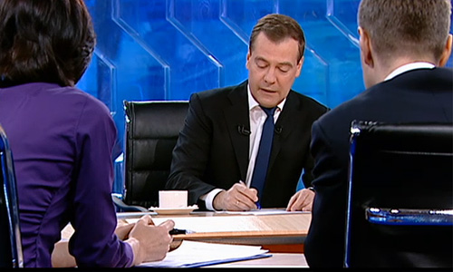 Премьер-министр в прямом эфире отвечает на вопросы представителей "Первого канала", ВГТРК, НТВ, РЕН ТВ и телеканала "Дождь".