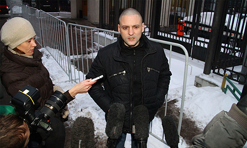 Лидер "Левого фронта" Сергей Удальцов, обвиняемый в подготовке массовых беспорядков, у здания Следственного комитета РФ.