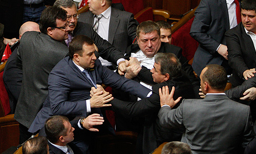 Украинские депутаты дерутся.