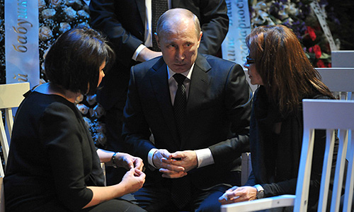 Президент РФ Владимир Путин и дочери Мстислава Ростроповича и Галины Вишневской Ольга и Елена (слева направо) во время церемонии прощания с оперной певицей Галиной Вишневской в Центре оперного пения Вишневской.