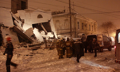 Власти Таганрога пообещали оказать семьям погибших и пострадавших материальную помощь. "На заседании комиссии по чрезвычайным ситуациям принято решение выделить по 100 тыс. рублей семьям погибших и от 50 тыс. рублей до 100 тыс. рублей пострадавшим в зависимости от степени тяжести", - сообщил "Интерфаксу" заместитель главы города Алексей Дранников.